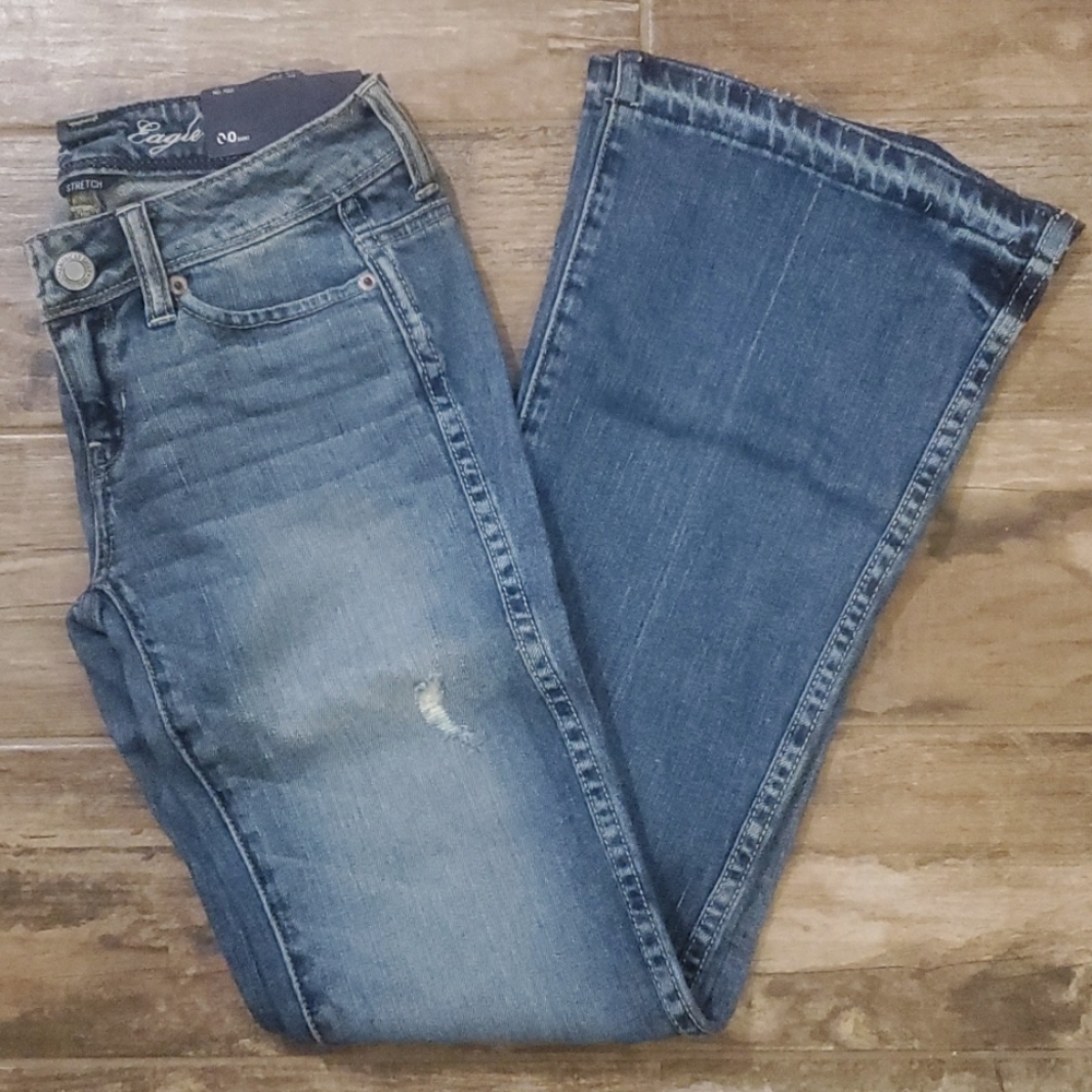 NWT American Eagle Outfitters Vintage Flare Distressed Jeans in Size 00 Short
